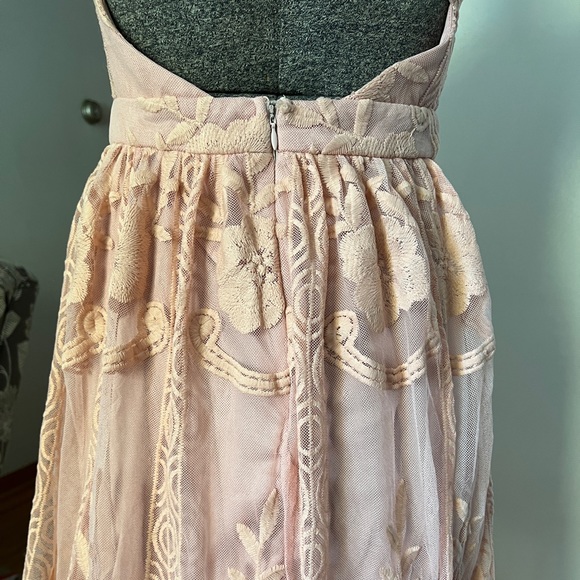 Beautiful lace open back dress - Picture 7 of 11